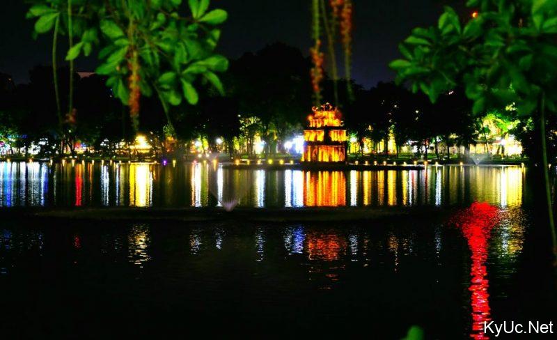 Hồ Gươm trong đêm