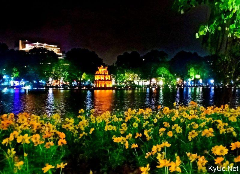 Hoa khoe sắc cùng Hồ Gươm trong đêm mùa Xuân