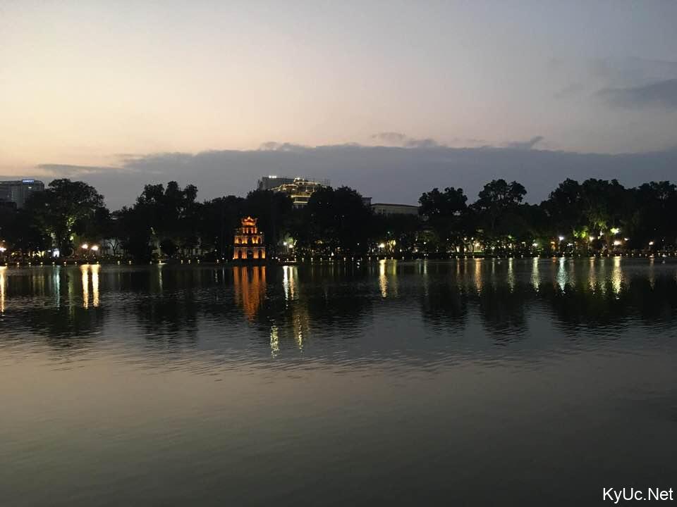 Khung cảnh hồ Gươm khi thành phố lên đèn