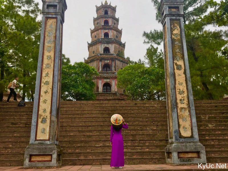 Áo dài tím Huế trước cổng chùa Thiên Mụ