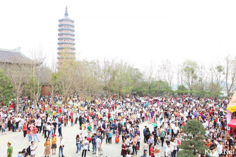 Rất nhiều du khách viếng thăm chùa Bái Đính mỗi ngày, nhất là những dịp Lễ lớn.