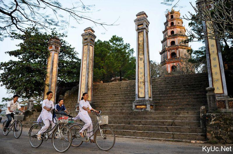 Học sinh đi học ngang qua chùa Thiên Mụ
