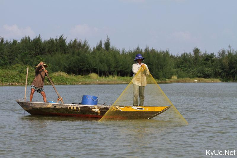 Nông dân đánh bắt cá trên sông Thu Bồn